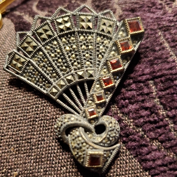 .925 Silver, Marcasite and Garnet Pin/ Pendant - Picture 2 of 5